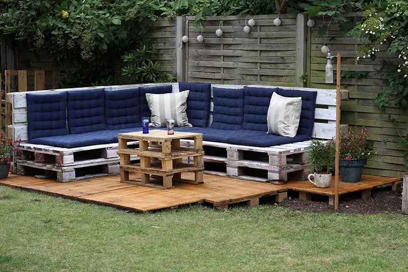 Low Budget Pallet Outdoor Lounge